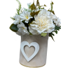 Welurowy flowerbox beżowy z bukietem goździków